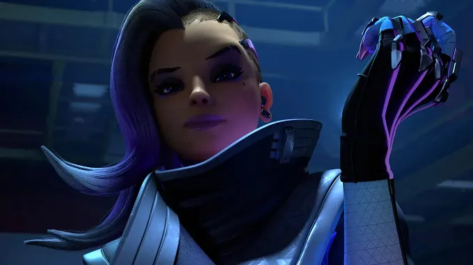 Overwatch close up image of Sombra with her hand help up and smirking